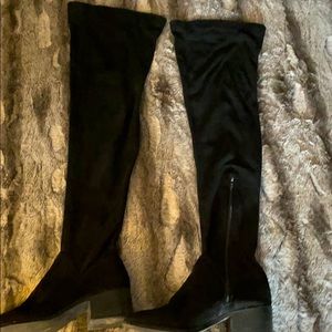 Knee high Steve Madden boots. Thin calf!